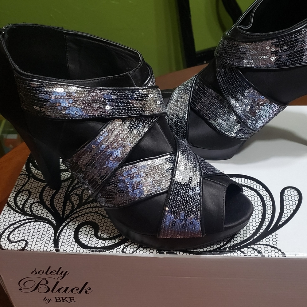 Soley Black by BKE Buckle Peep toe heels